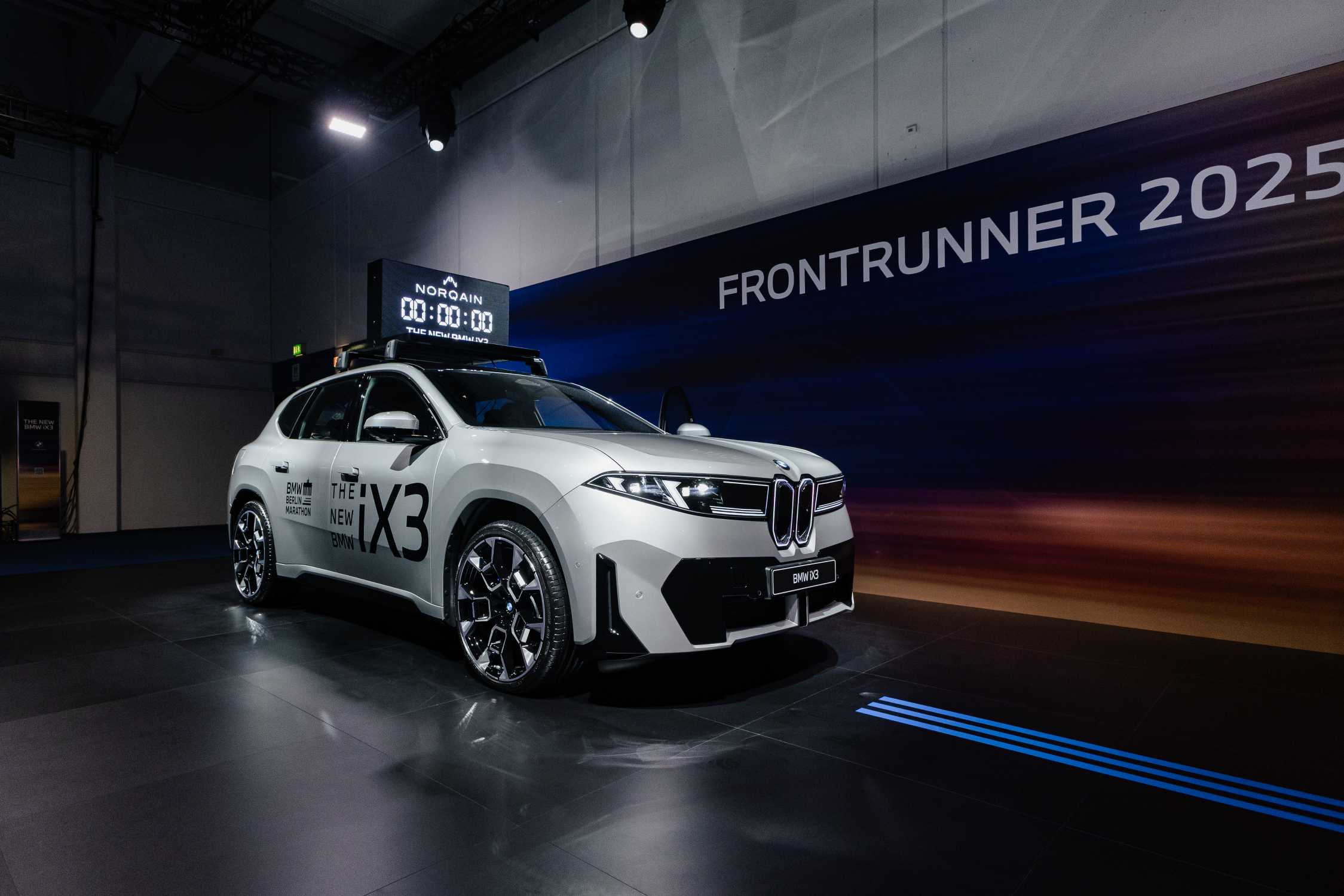 BMW BERLIN-MARATHON mit der Neuen Klasse – Neuer BMW iX3 erstmals im „Renneinsatz“.