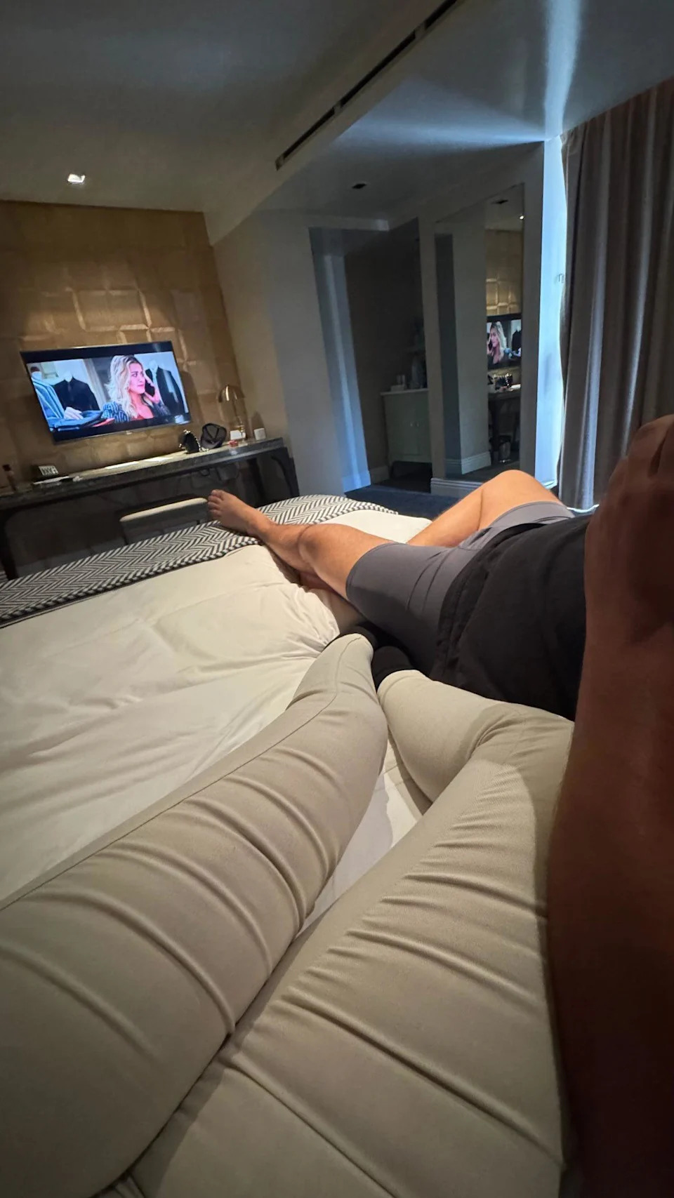 A leg shot of Amanda Bynes and her "boo"