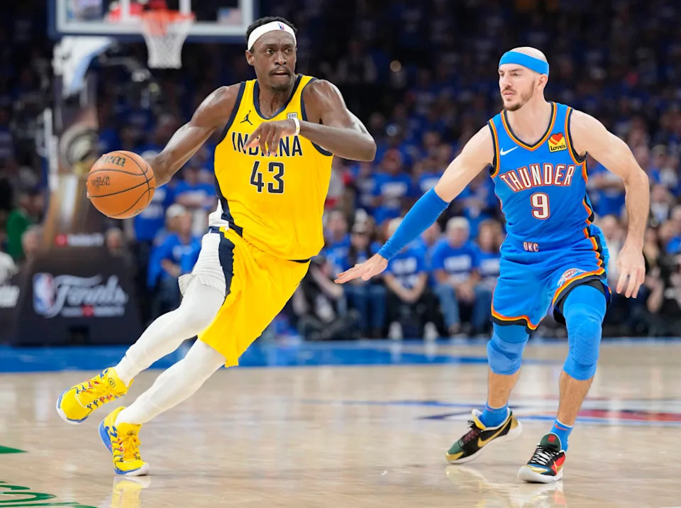 Indiana Pacers forward Pascal Siakam (43) and Oklahoma City Thunder guard Alex Caruso (9).© Kyle Terada-Imagn Images