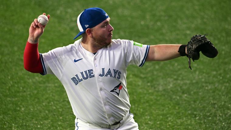 Blue Jays catcher Alejandro Kirk might not be tall, and he weighs plenty, but he could decide the World Series Blue Jays catcher Alejandro Kirk might not be tall, and he weighs plenty, but he could decide the World Series