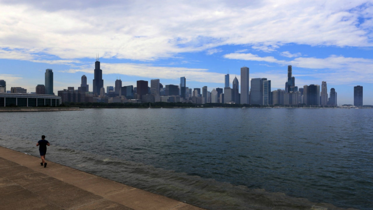 Chicago weather: Warm today ahead of cold front