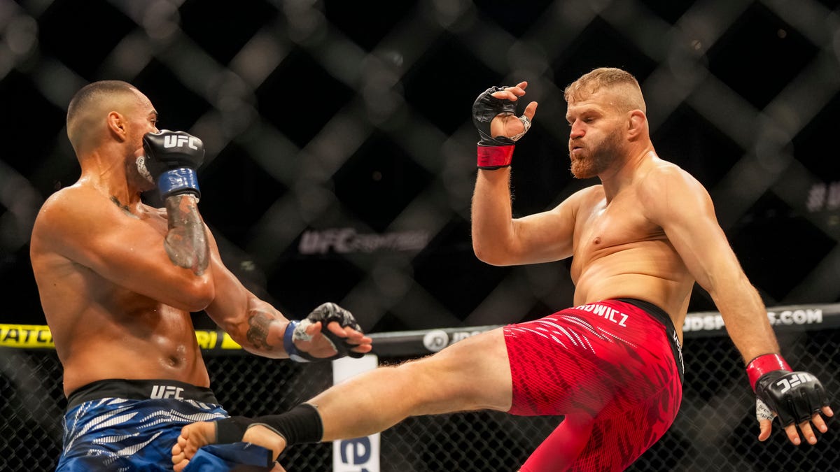 Jan Blachowicz draws rising contender at UFC 323
