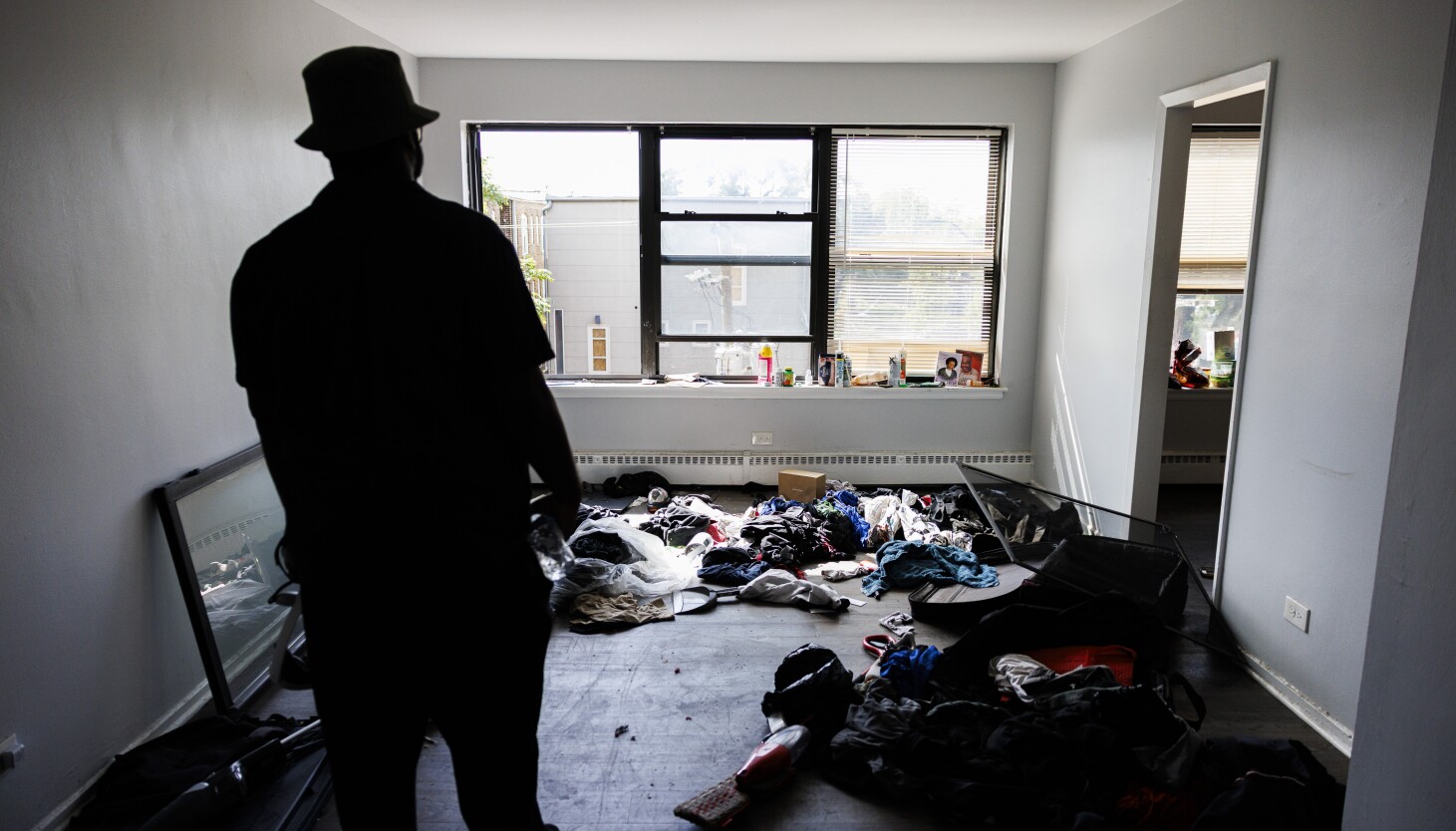 Massive immigration raid on Chicago apartment building leaves residents reeling: ‘I feel defeated’