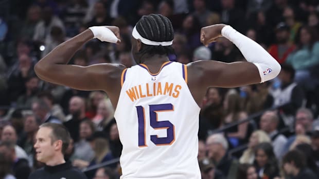 Phoenix Suns center Mark Williams (15) reacts to a play against the Utah Jazz Phoenix Suns center Mark Williams (15) reacts to a play against the Utah Jazz