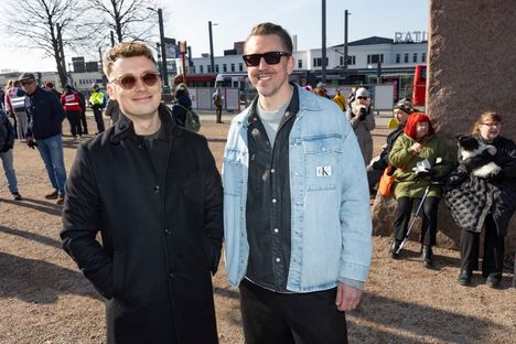 Aapo Hettula (vas.) ja Joni Willberg kuuluivat Marinin bileseurueeseen viikonloppuna.