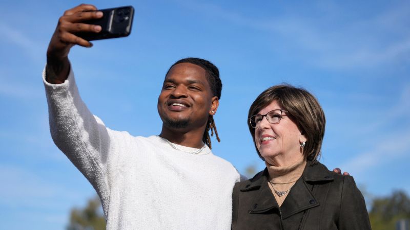 A mistaken text connected Jamal Hinton and Wanda Dench. Now they’ve become one of America’s favorite Thanksgiving traditions