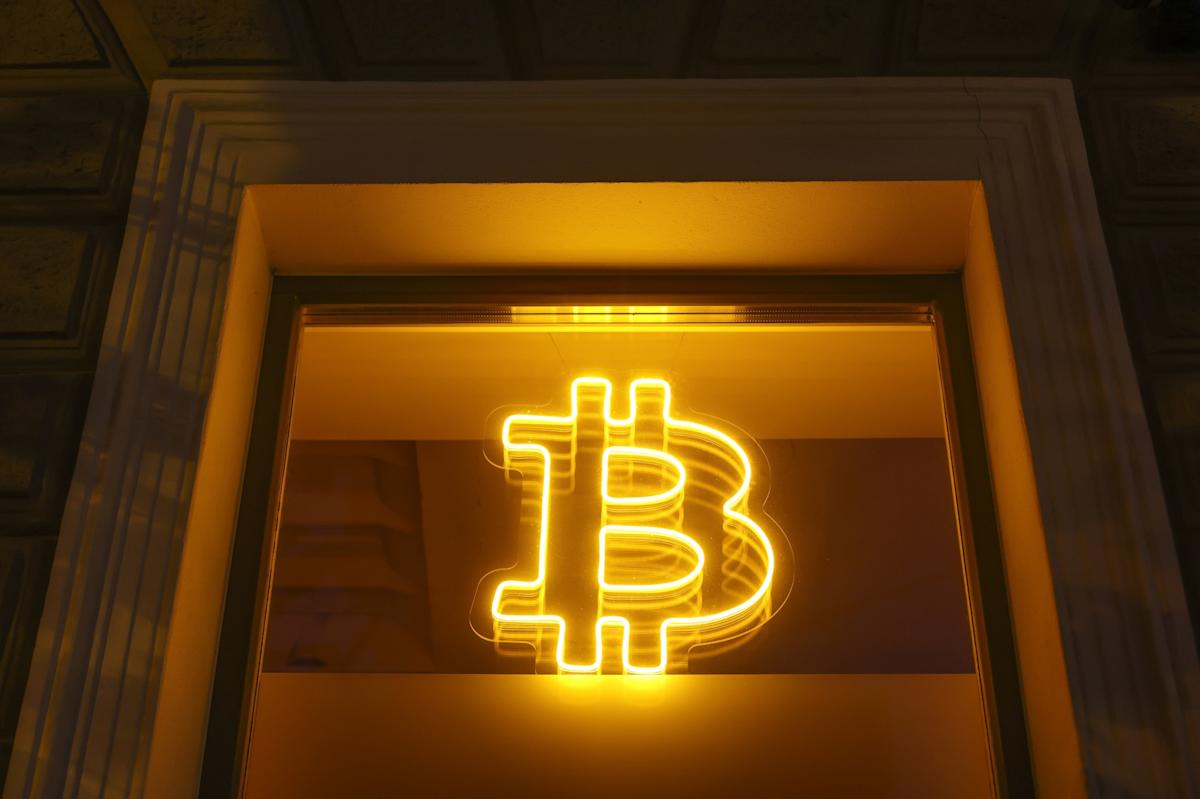 Fear Engulfs Bitcoin Traders Betting on Free Fall to ,000