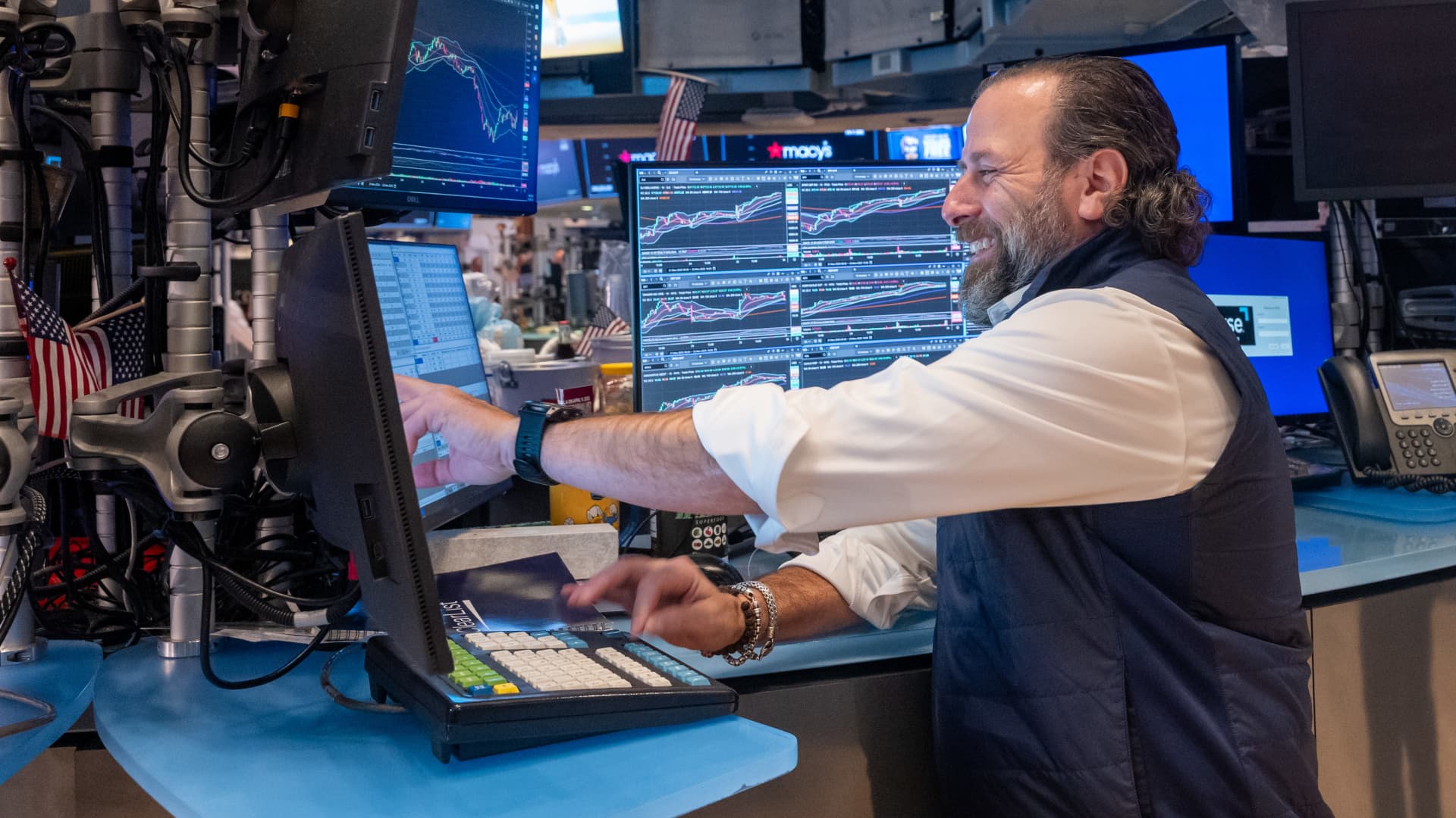 Thanksgiving cheer comes a day early for U.S. markets