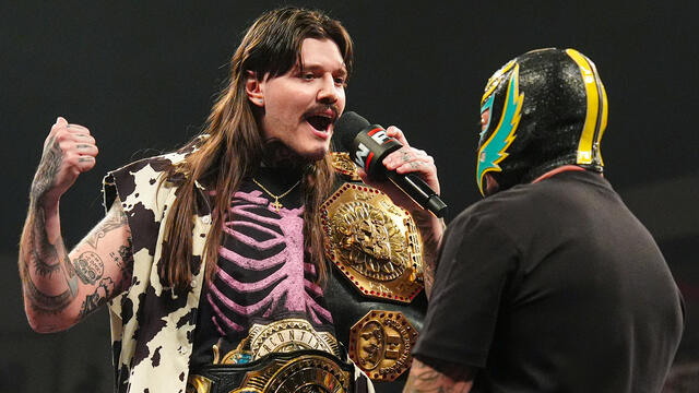 Rey Mysterio hits Dominik Mysterio with the 619: Raw highlights, Nov. 3, 2025 WWE Photo