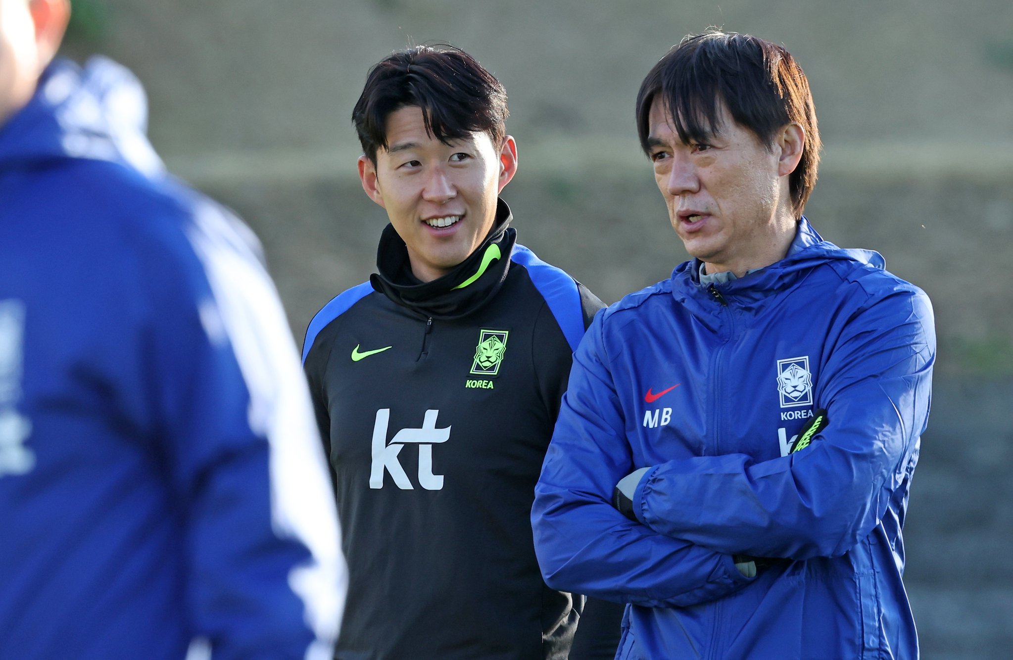 10일 오후 충남 천안 대한민국축구종합센터에서 축구대표팀 홍명보 감독(오른쪽)과 손흥민이 대화하고 있다.연합뉴스