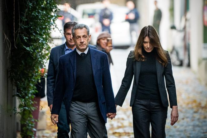 Nicolas Sarkozy sort de chez lui pour se rendre a la prison de la Santé, à Paris, le 21 octobre 2025.