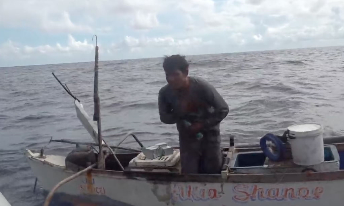 A Philippine fisherman bows to Chinese PLA Navy sailors after receiving humanitarian assistance. Photo: Source