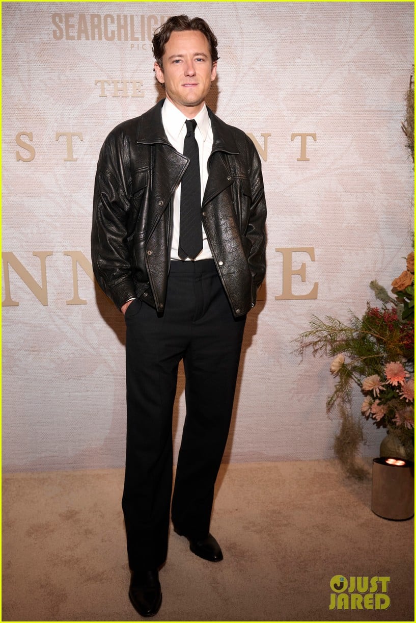 Amanda Seyfried & Lewis Pullman Share Adorable Fist Bump at ‘The Testament of Ann Lee’ Screening in NYC: Photo 5253293 | Amanda Seyfried, Tim Blake Nelson Photos | Just Jared: Celebrity News and Gossip