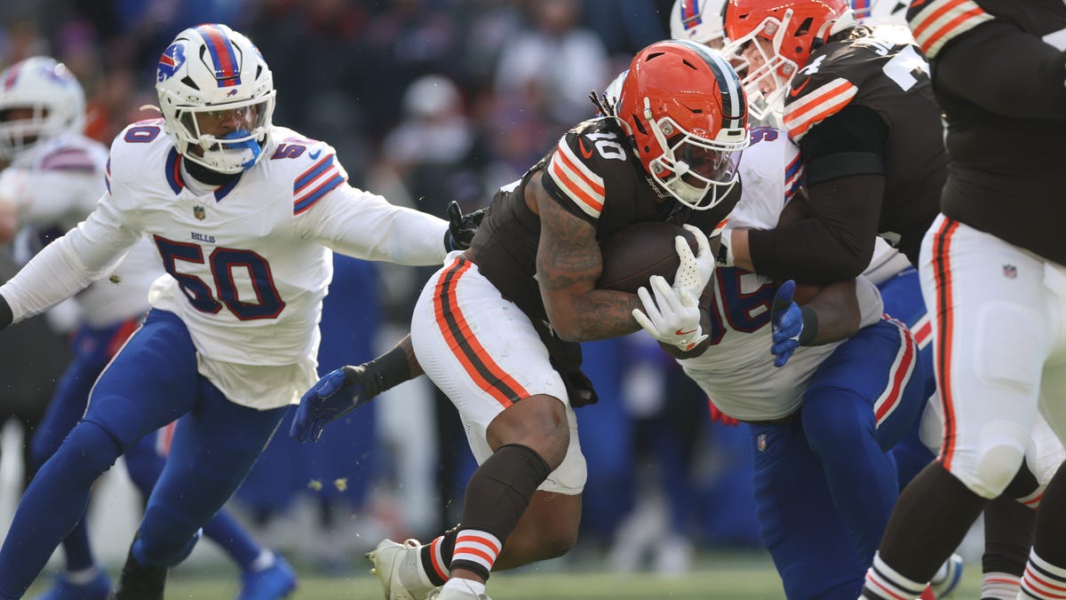 Browns RB carted off vs. Bills