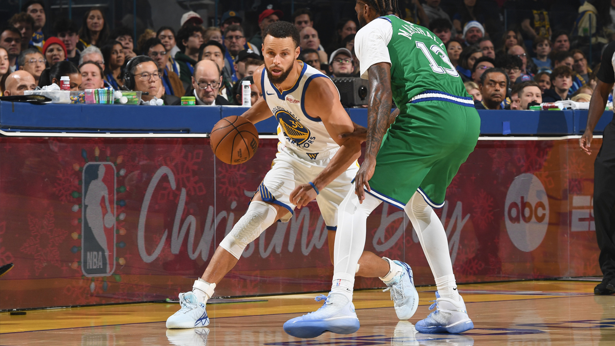 Steph Curry rocks Klay Thompson’s shoes during Christmas Day game vs. Mavericks