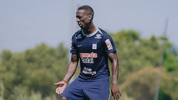 Luis Advíncula sería titular en