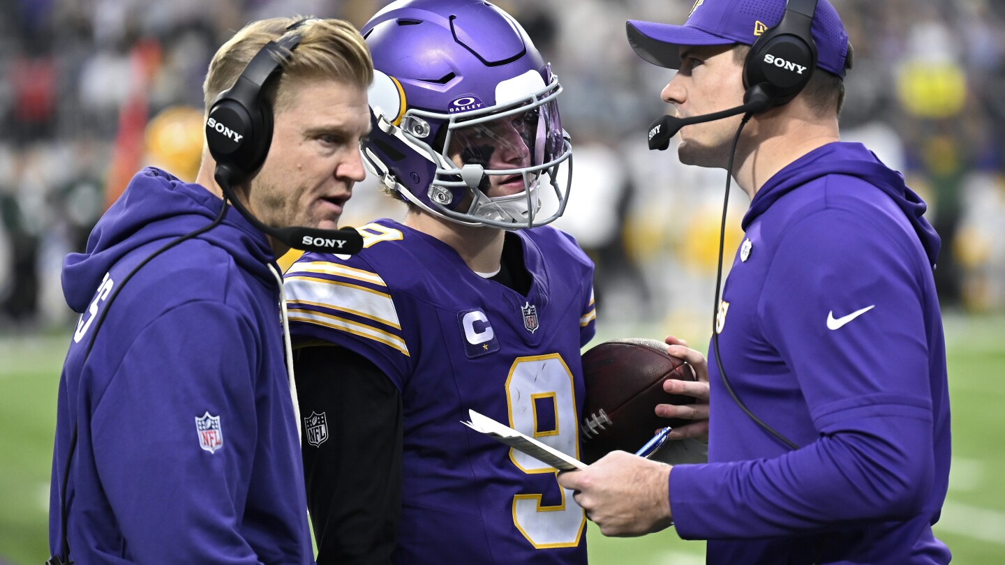 J.J. McCarthy aggravates his right hand injury