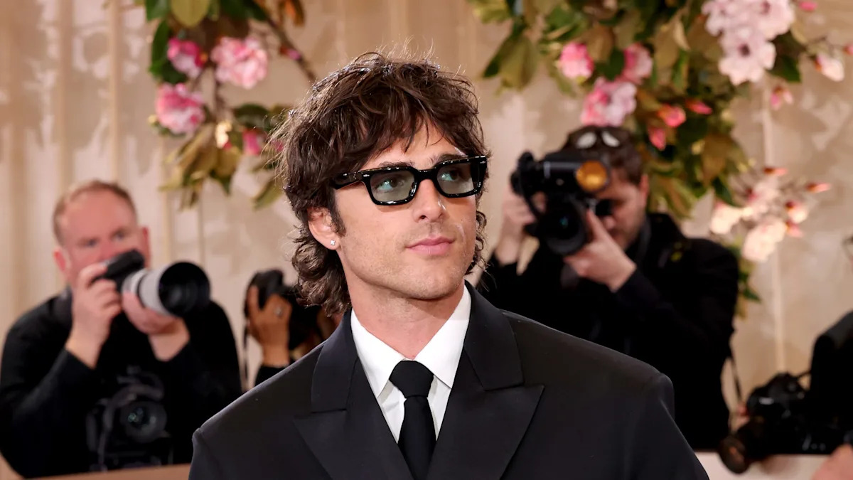 Jacob Elordi Stays On-Trend With Retro Shades on the Golden Globes Red Carpet