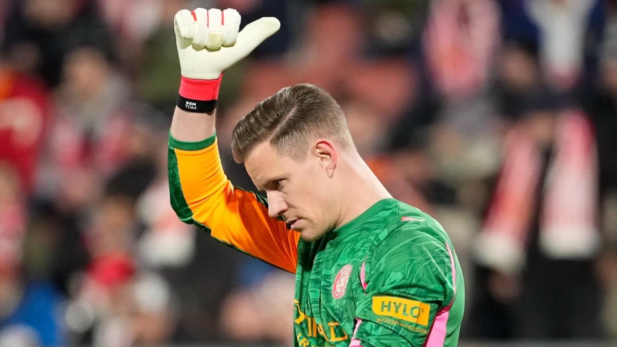 Ter Stegen saluda a la grada de Montilivi