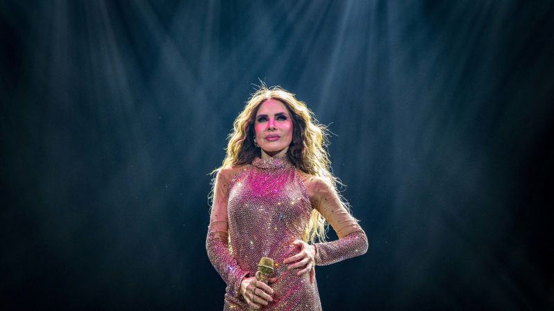 Gloria Trevi convierte su cumpleaños en una fiesta latina en el BMO Stadium de Los Ángeles