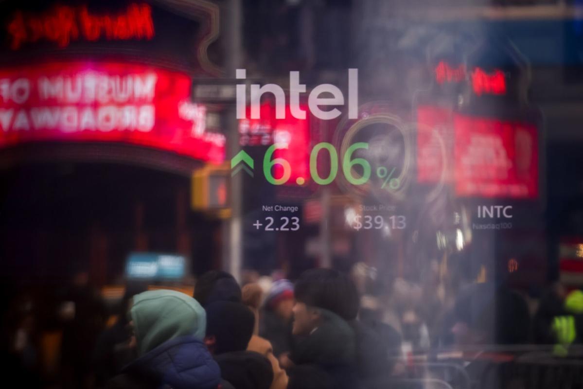 Intel’s 0 Billion April Rally Makes It Market’s Hottest Stock