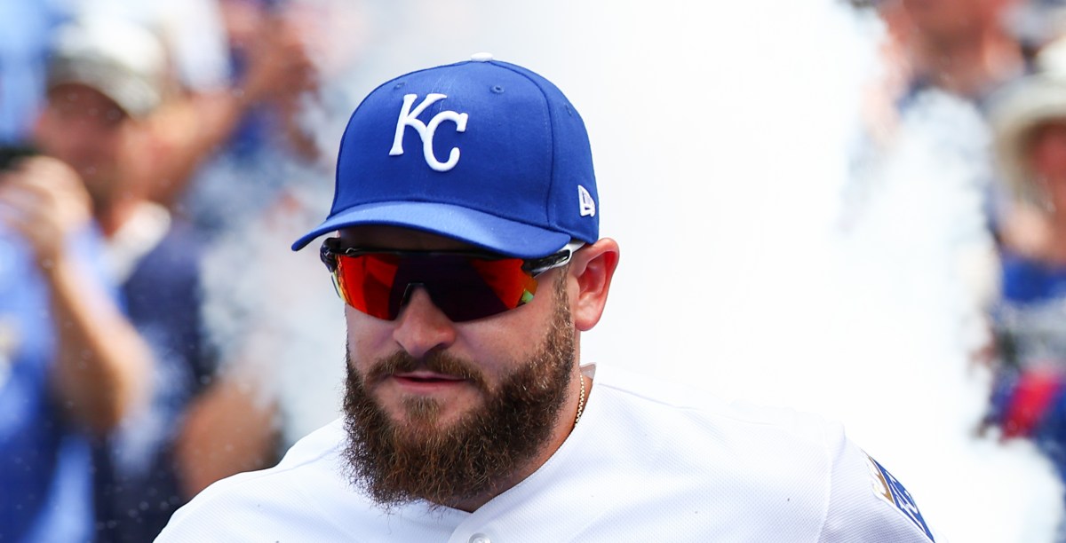 Royal bats shine on a dreary night, beat Minnesota 13-9