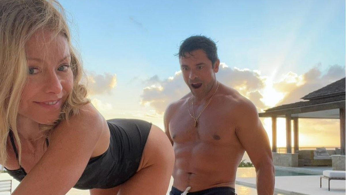 Mark Consuelos looking at Kelly Ripa's butt