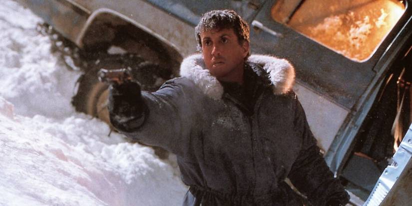 Sylvester Stallone as Malloy pointing a gun in D-Tox (2002)